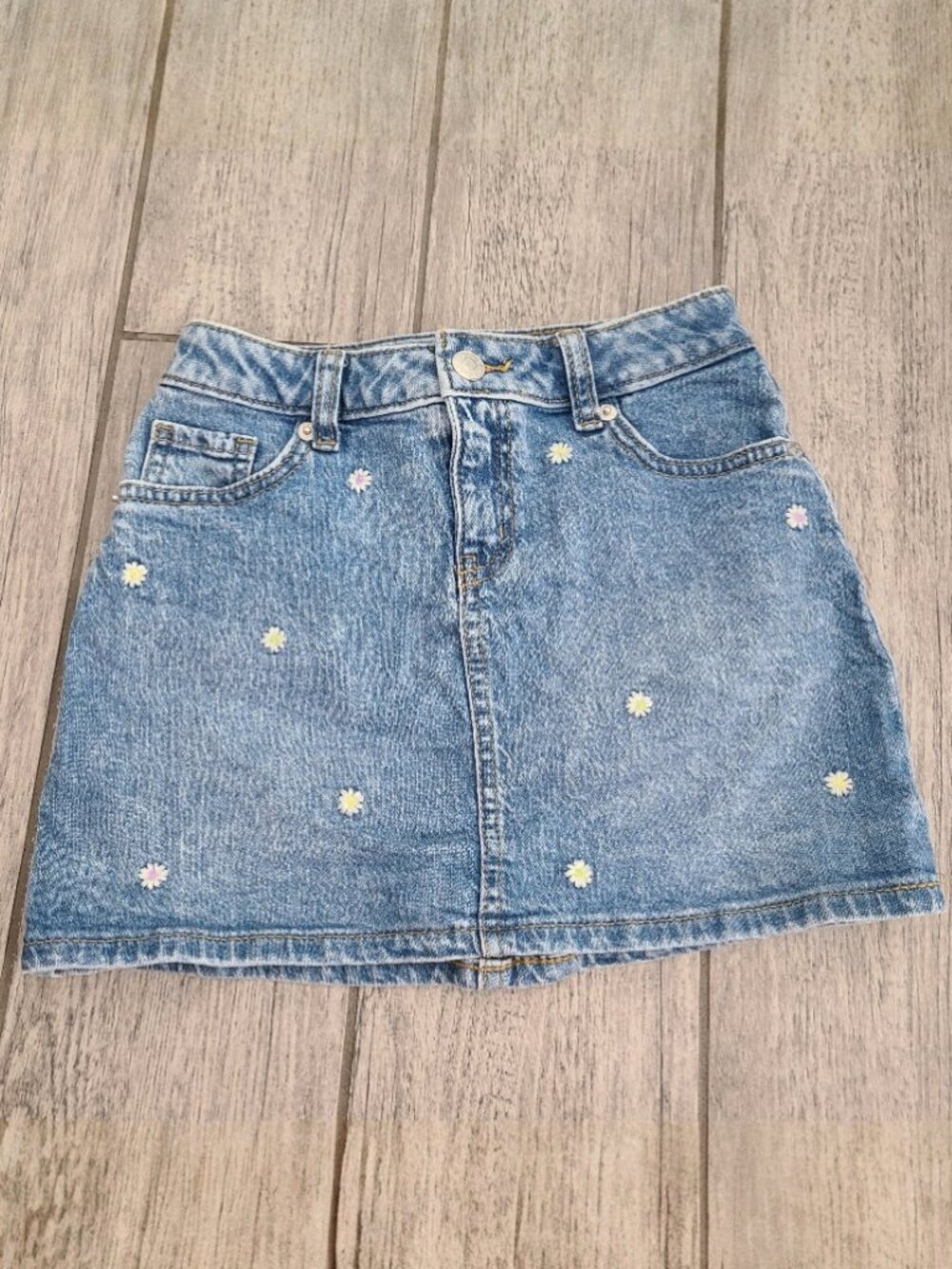 Cat & Jack Girls Daisy Embroidered Denim Skirt Blue Jean Size small 6/7